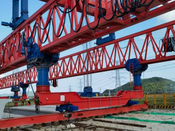 50噸架橋機施工過程中，如何進行設(shè)備維護和保養(yǎng)？